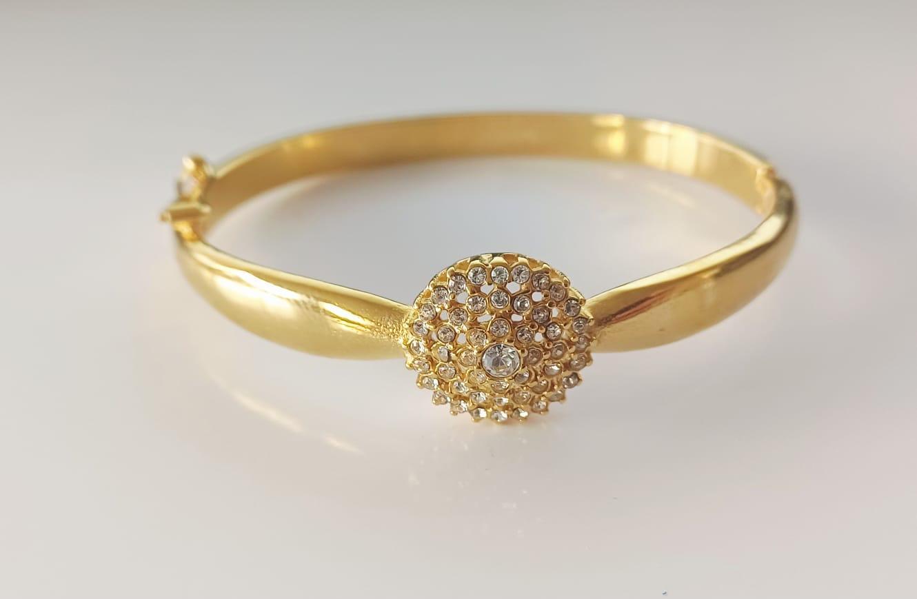 bracelet jonc doré à motif floral serti de strass.