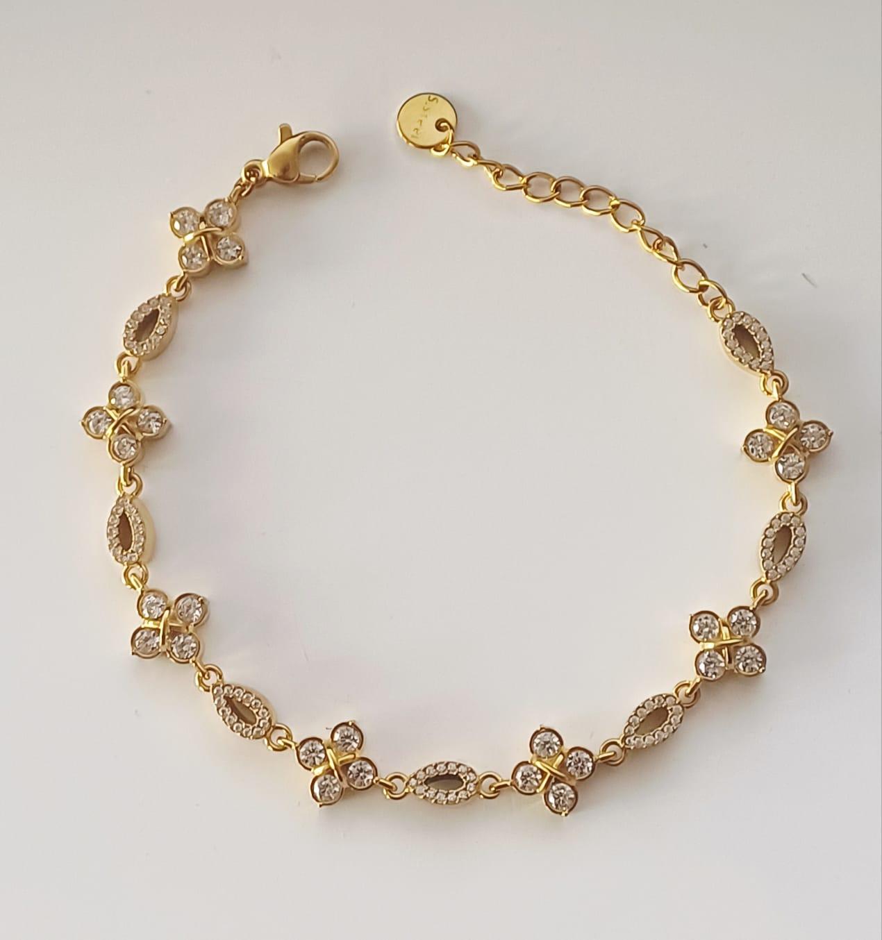 bracelet doré à motifs floraux