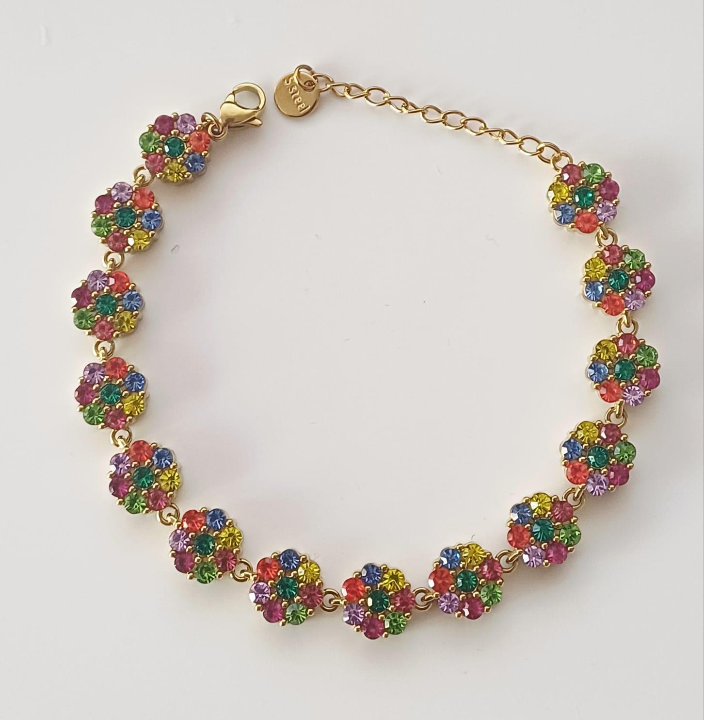 bracelet en acier inoxydable doré est orné de petits motifs floraux sertis de strass multicolores